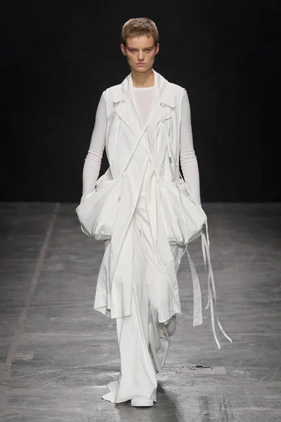 Look 32
